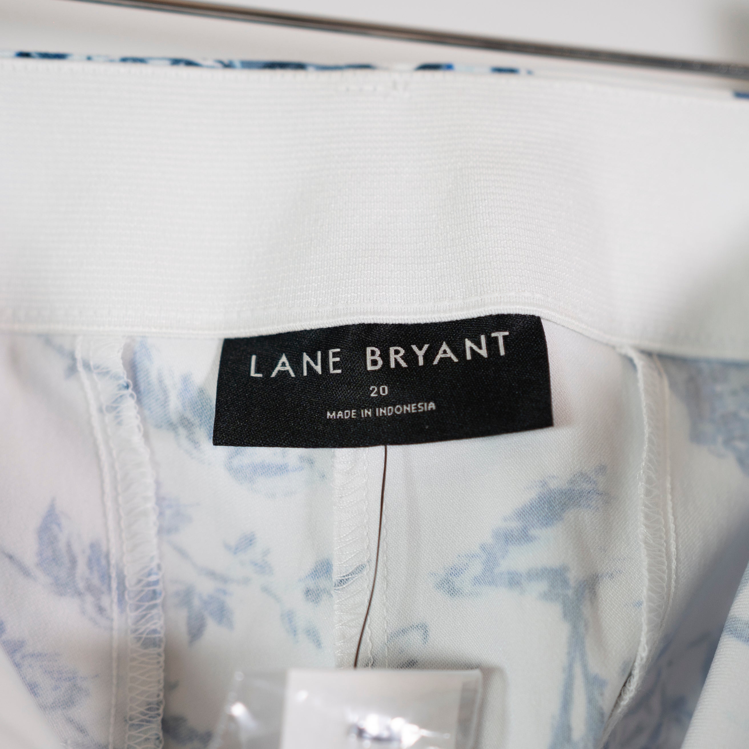 NEW Lane Bryant Signature Fit Slim Capri 4 Season Stretch Pant Blue Floral 20