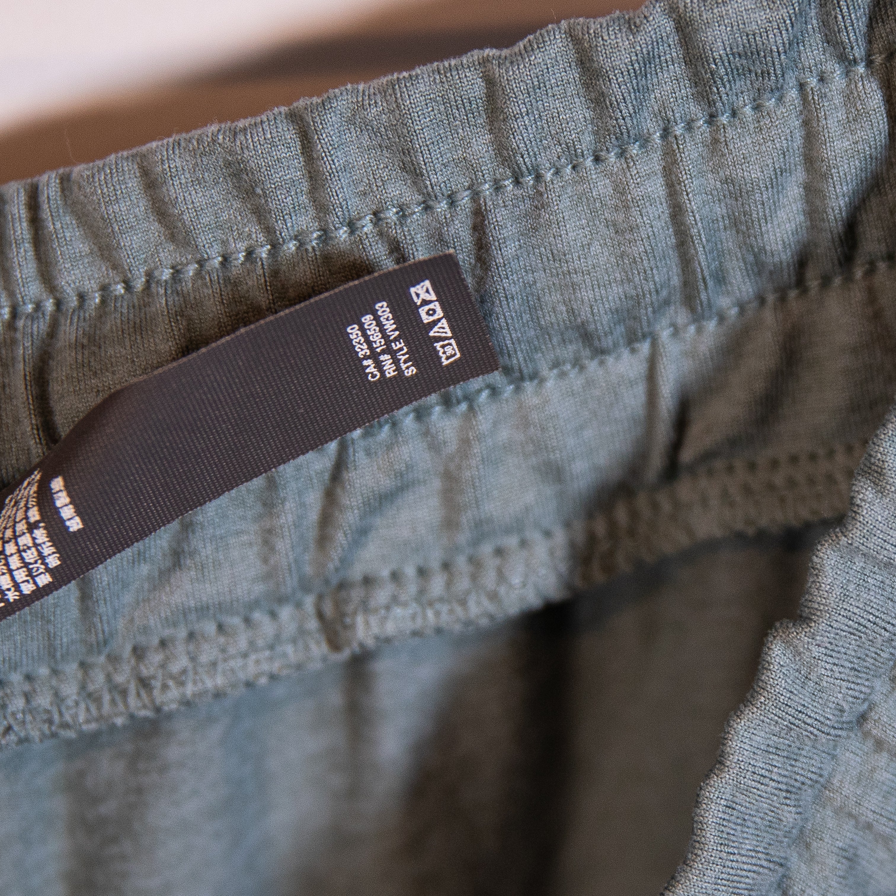 Vuori Women's Performance Dream Knit Mid Rise Ankle Crop Jogger Pants Smoke Blue