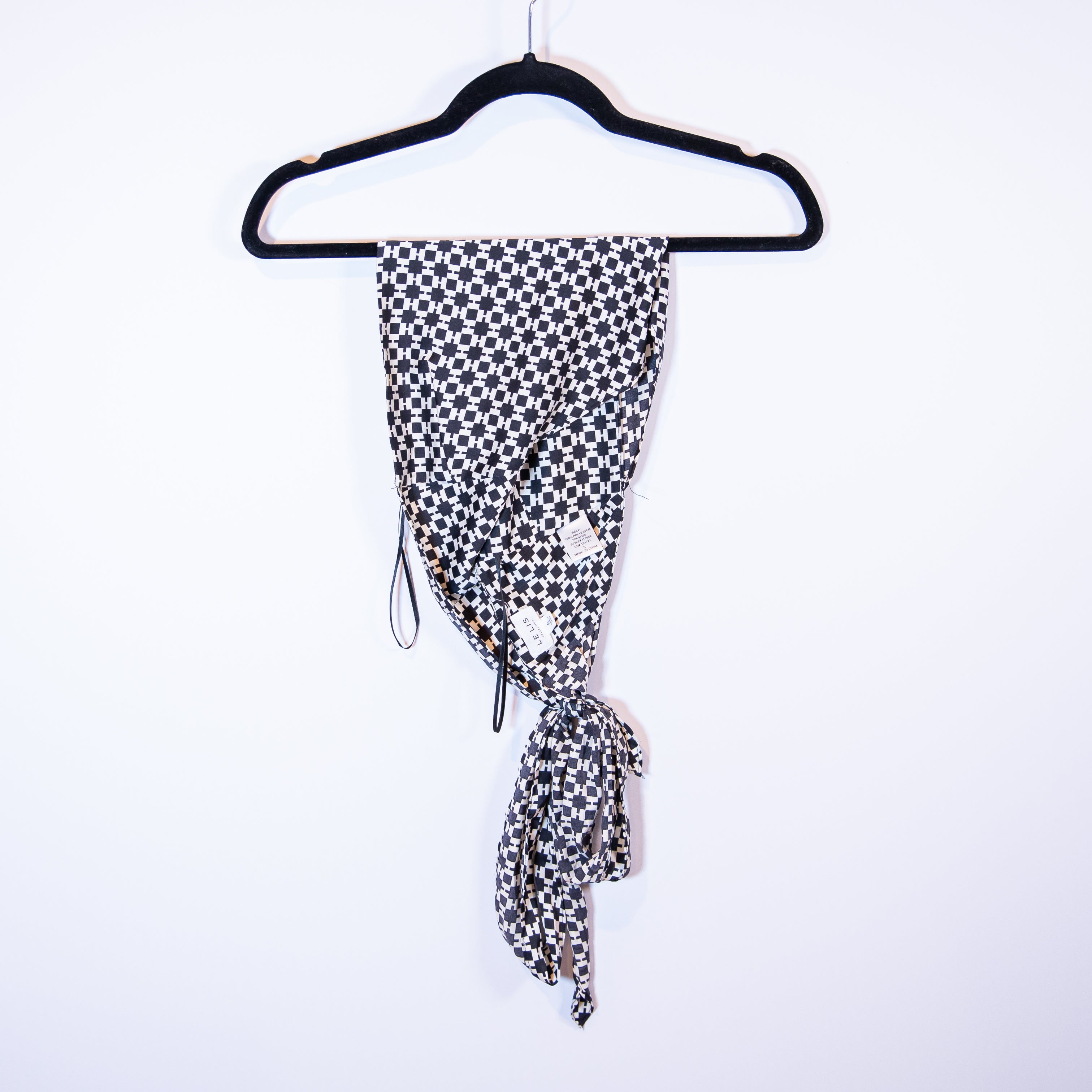 Le Lis Collection Black White Modern Print Pattern Handkerchief Crop Top Tank S