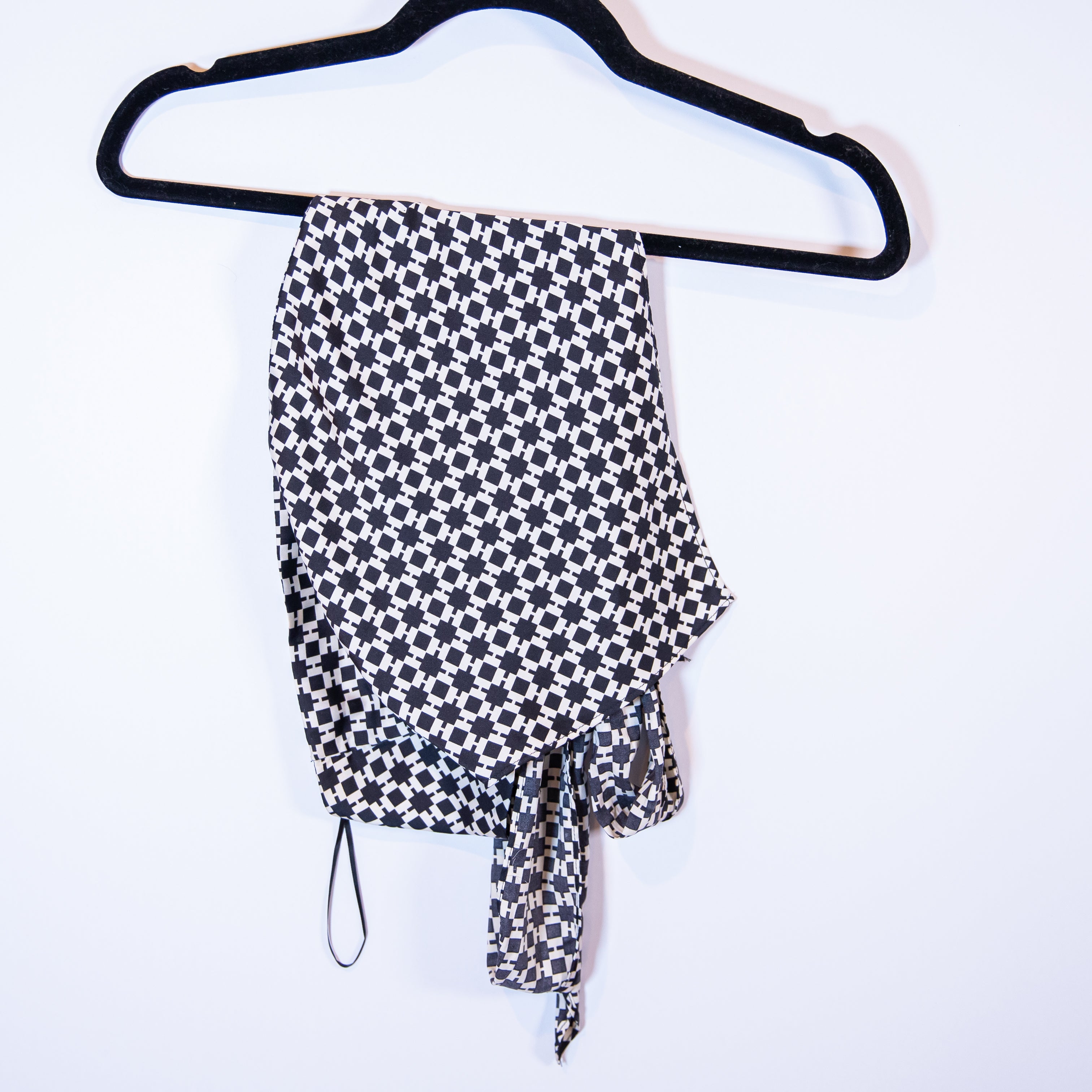 Le Lis Collection Black White Modern Print Pattern Handkerchief Crop Top Tank S