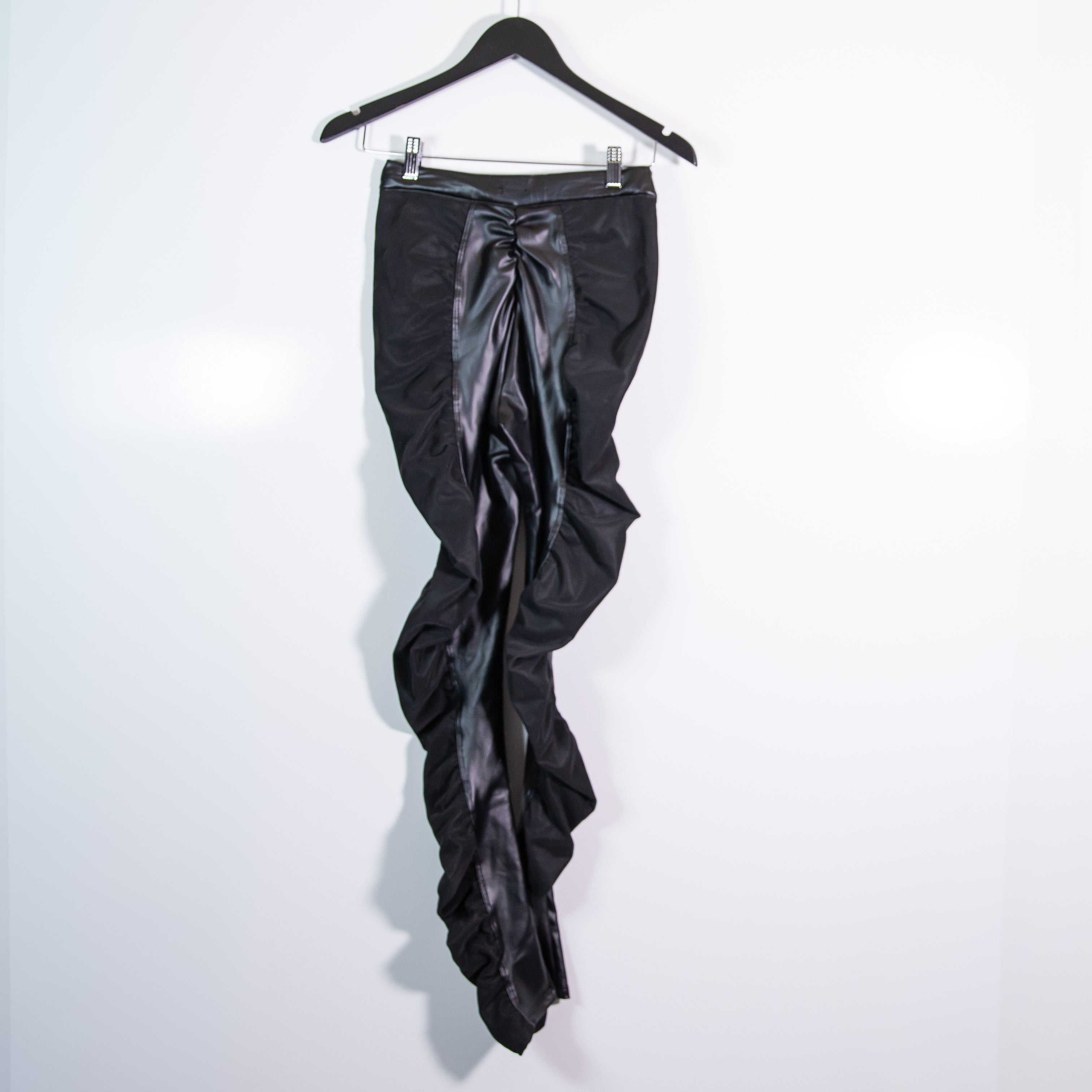 Maniere De Voir Ruched Side Faux Vegan Leather Front Zip Skinny Pants Black 2