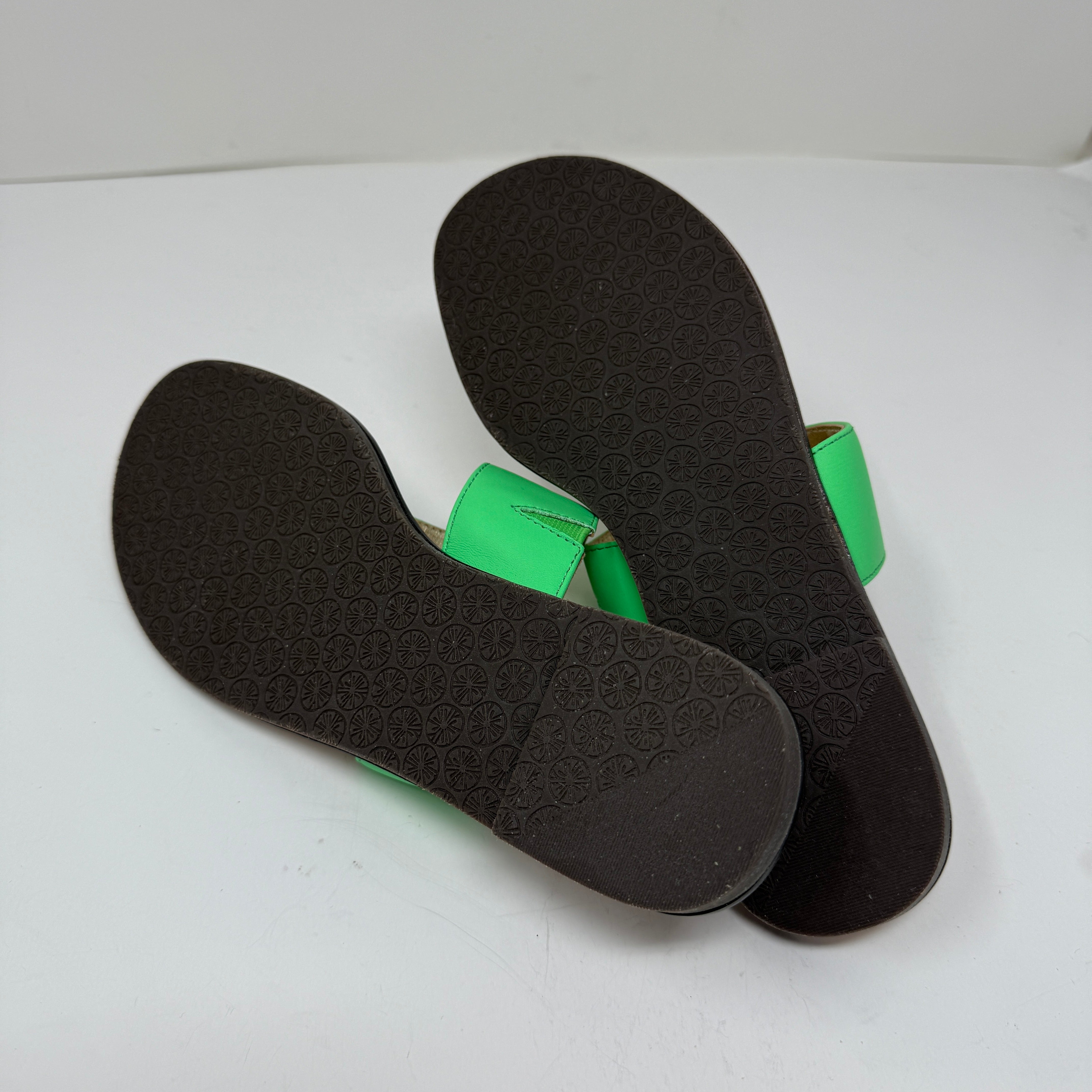 NEW Lilly Pulitzer Rousseau Genuine Leather Myrtle Green Gold Logo Sandals Shoes