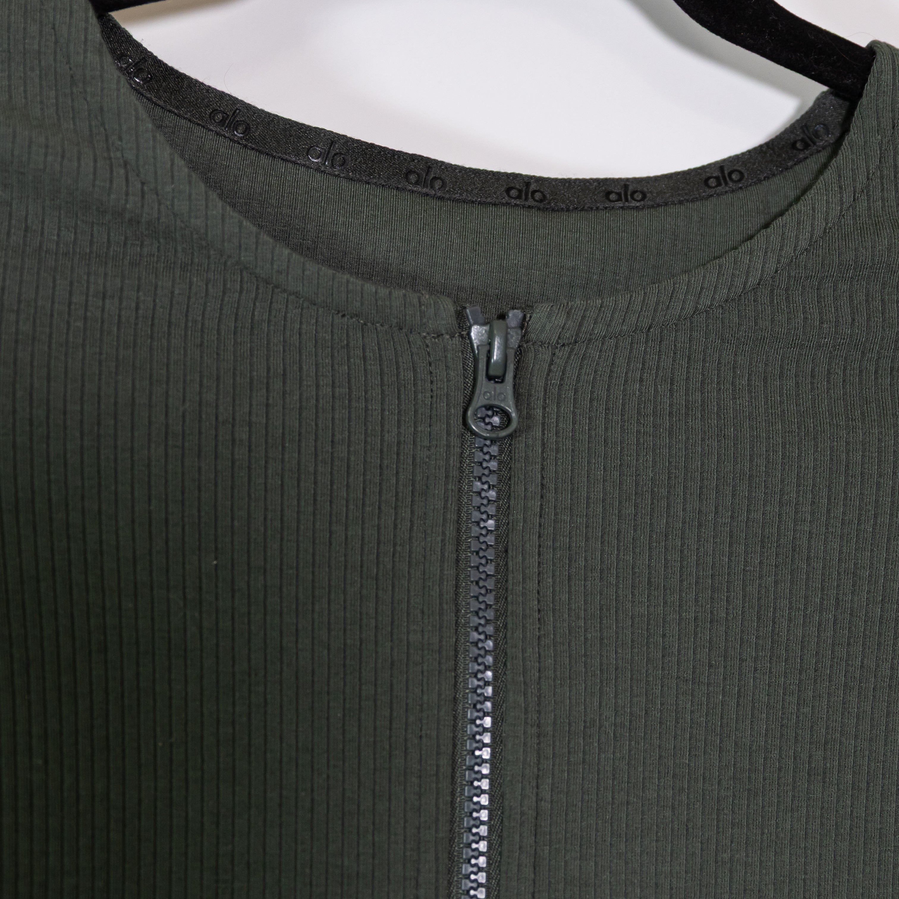 Alo Yoga Women's Ribbed Stardust Long Sleeve Full Zip Cropped Sweater Top Green