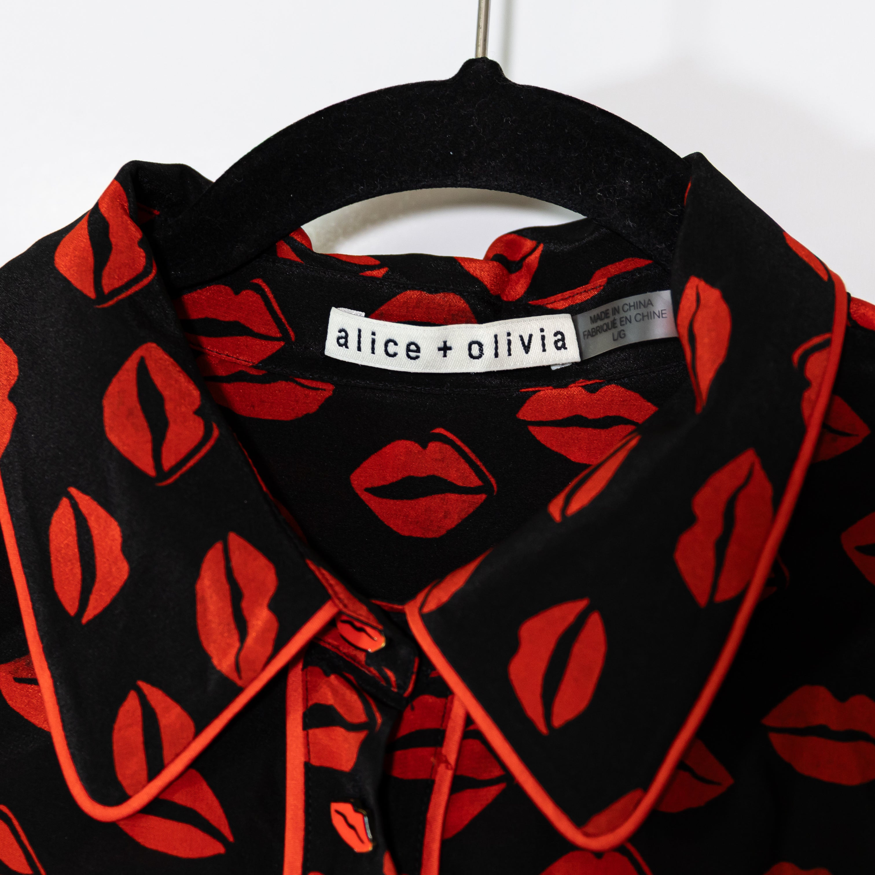 Alice And Olivia Willa Silk Chiffon Lips Kiss Print Collared Button Down Blouse