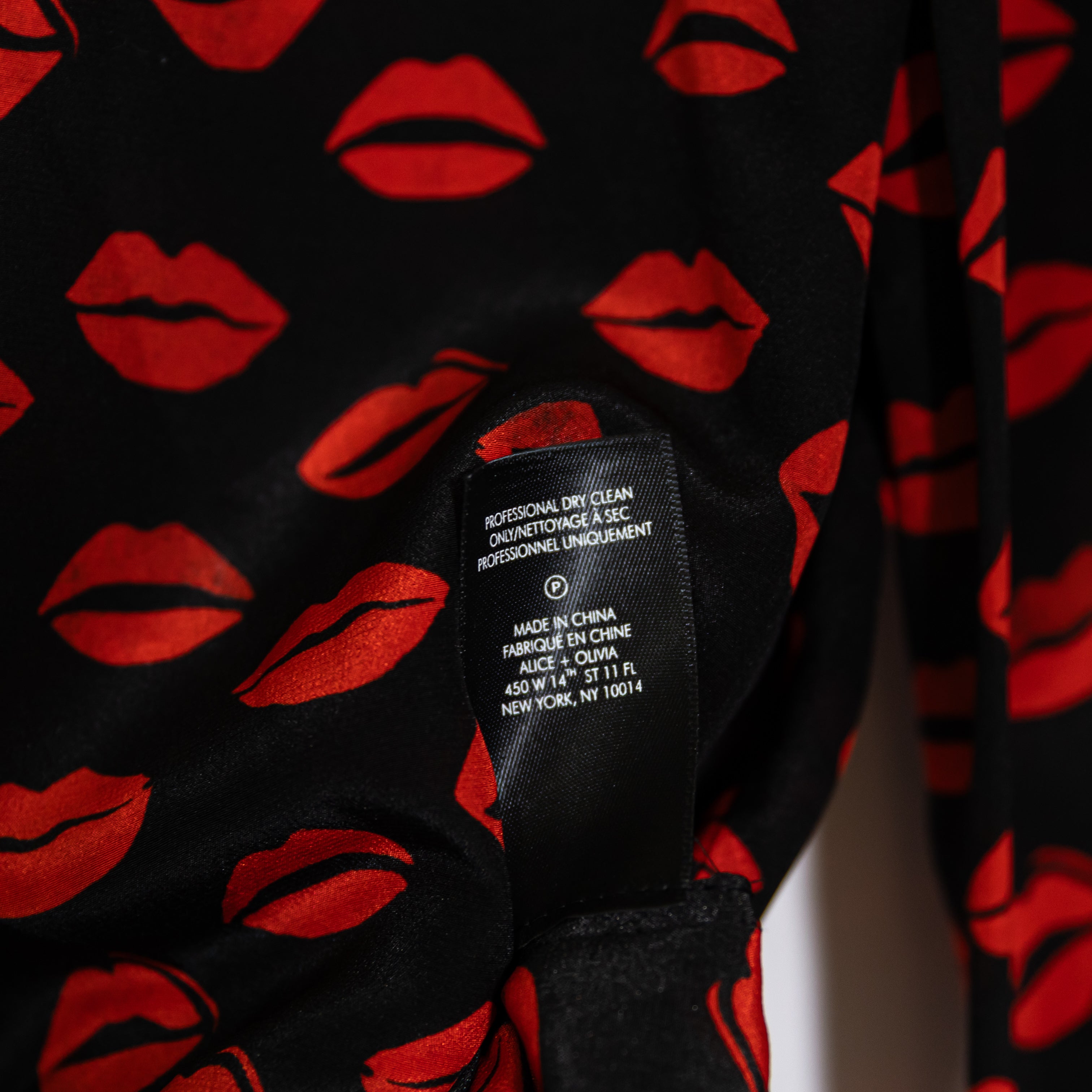 Alice And Olivia Willa Silk Chiffon Lips Kiss Print Collared Button Down Blouse