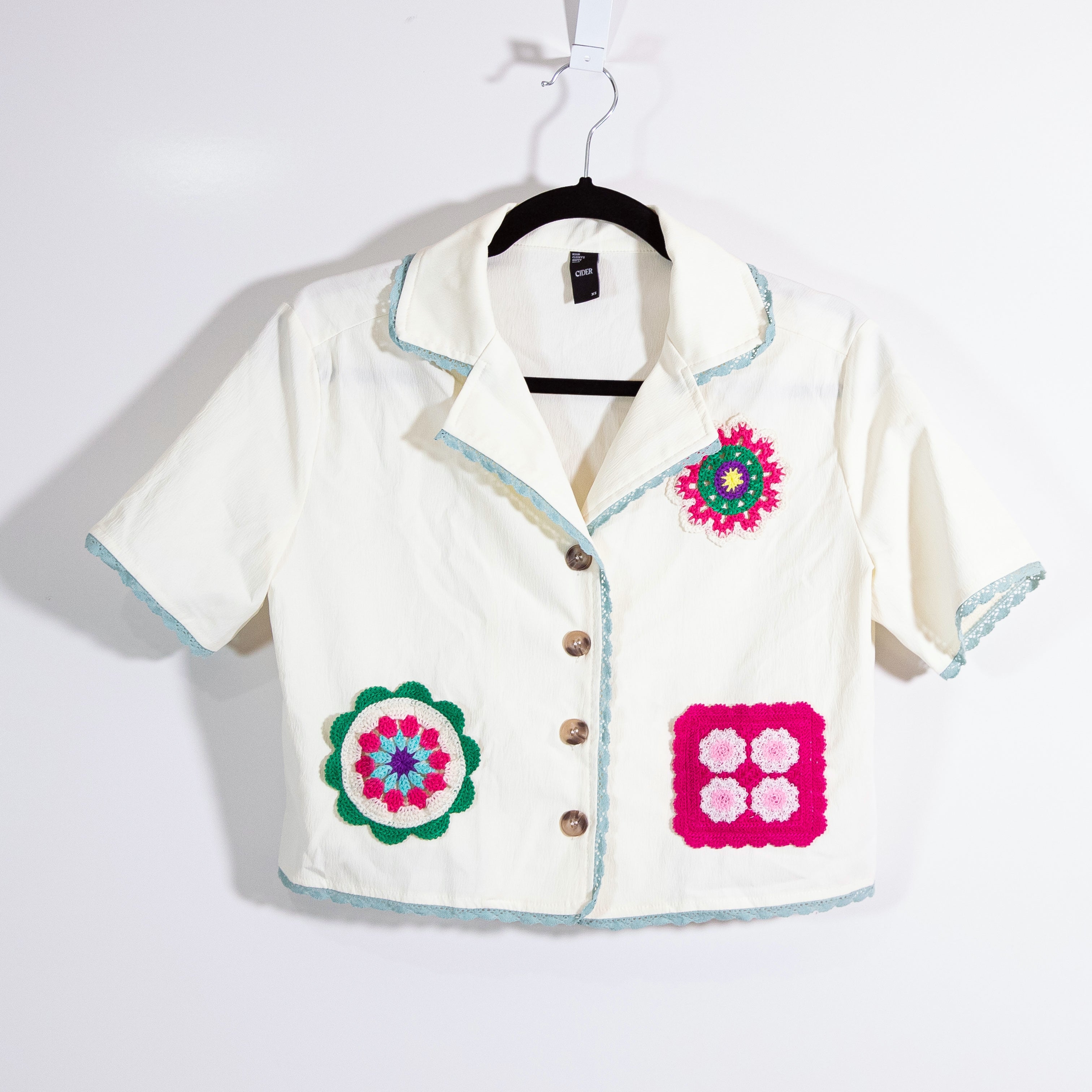 Cider Lace Trim Collar Crochet Knit Applique Button Front Cropped Blouse Shirt