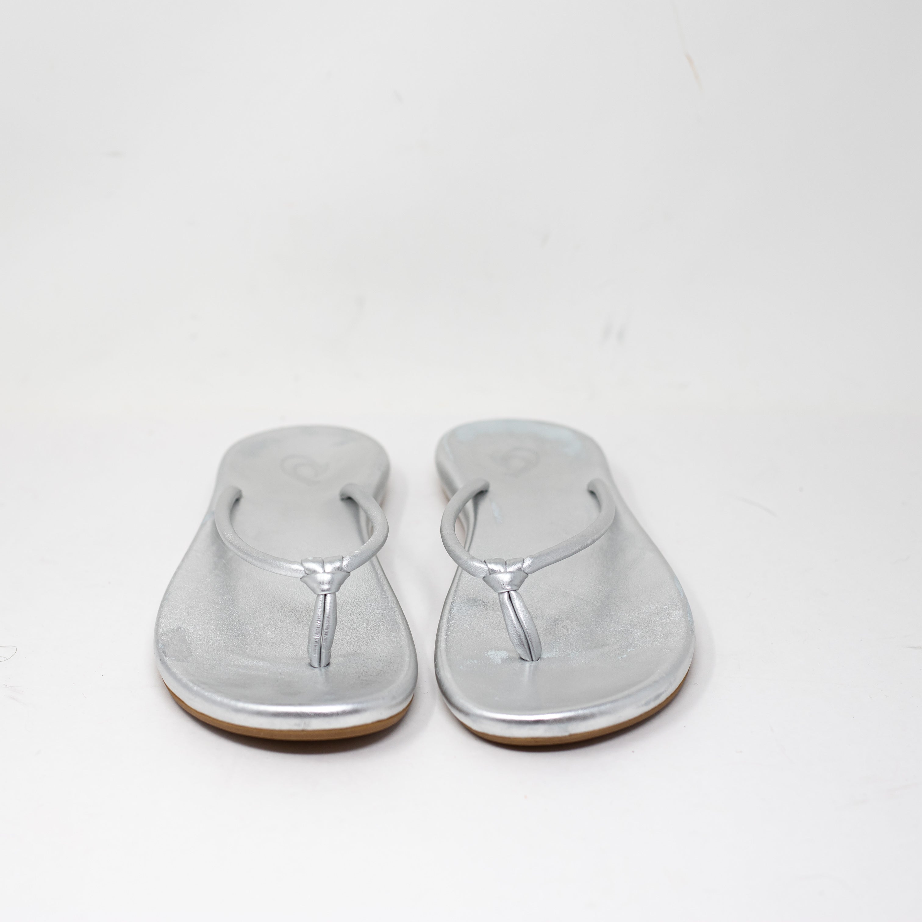 NEW OluKai Women's Huawai Genuine Leather Flat Sandals Shoes Metallic Silver 7