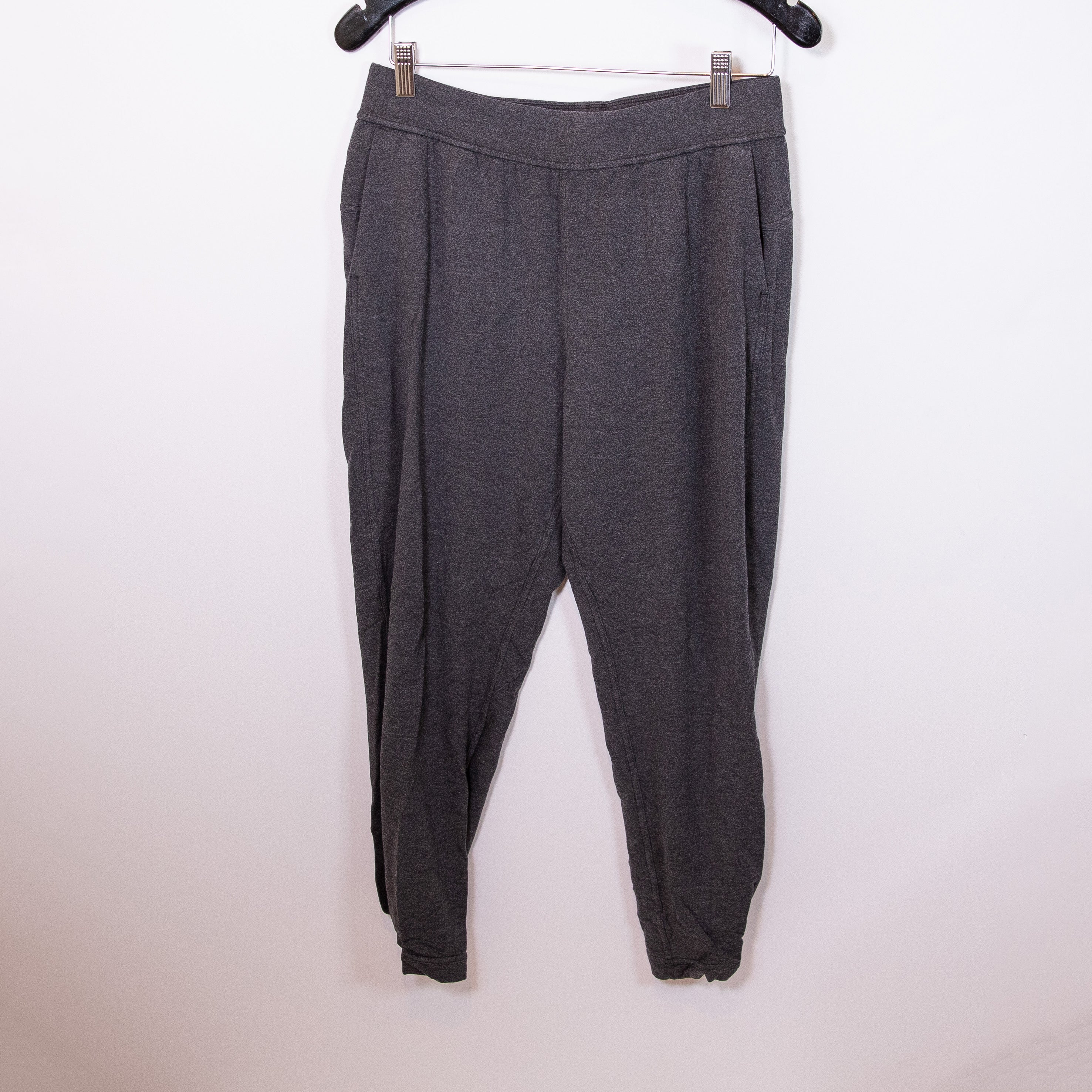 Lululemon Twisted & Tucked 25" Mid Rise Crop Jogger Pants Heathered Mod Black 8