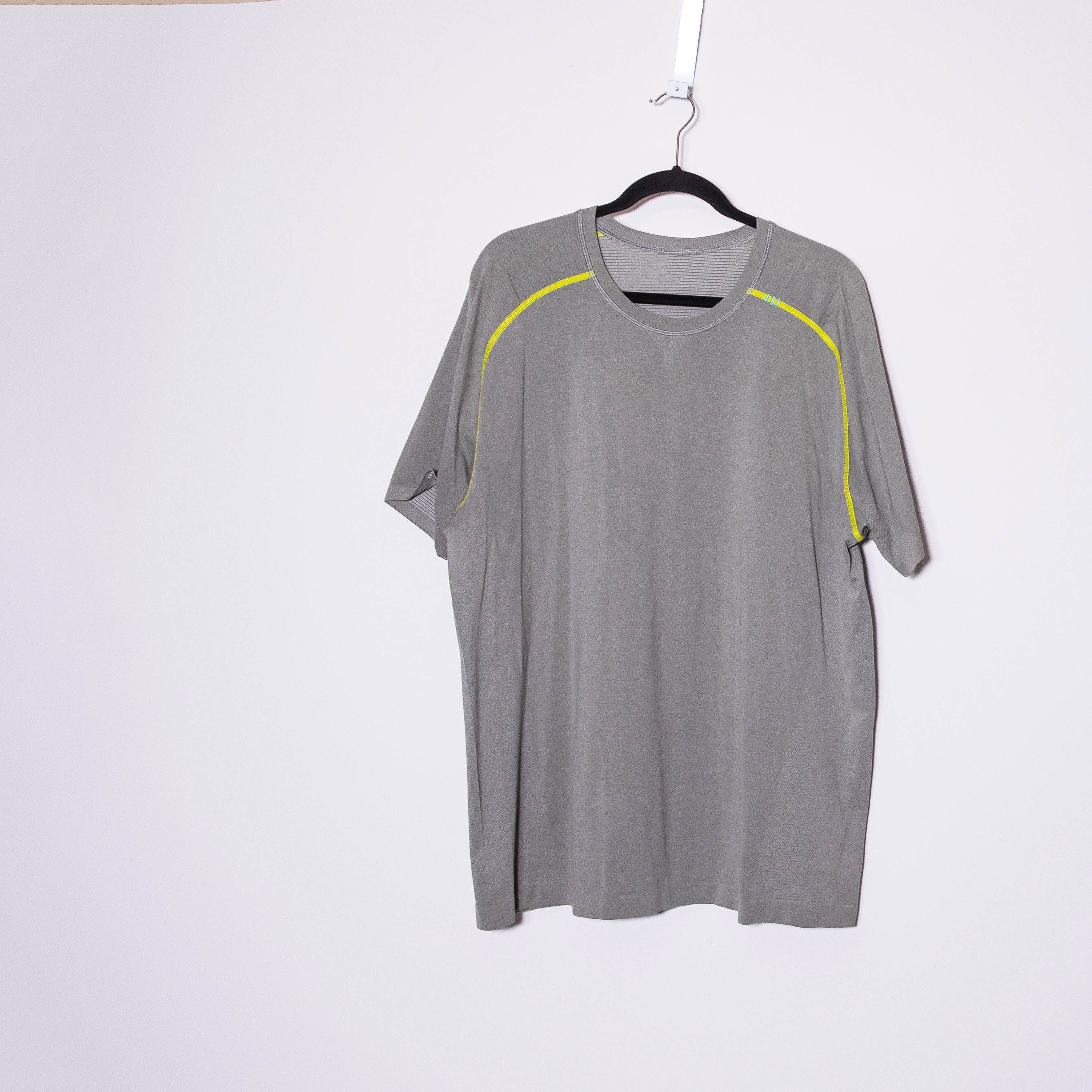 Lululemon Men's Metal Vent Crew Neck Short Sleeve Tee Shirt Top Gray Neon Yellow