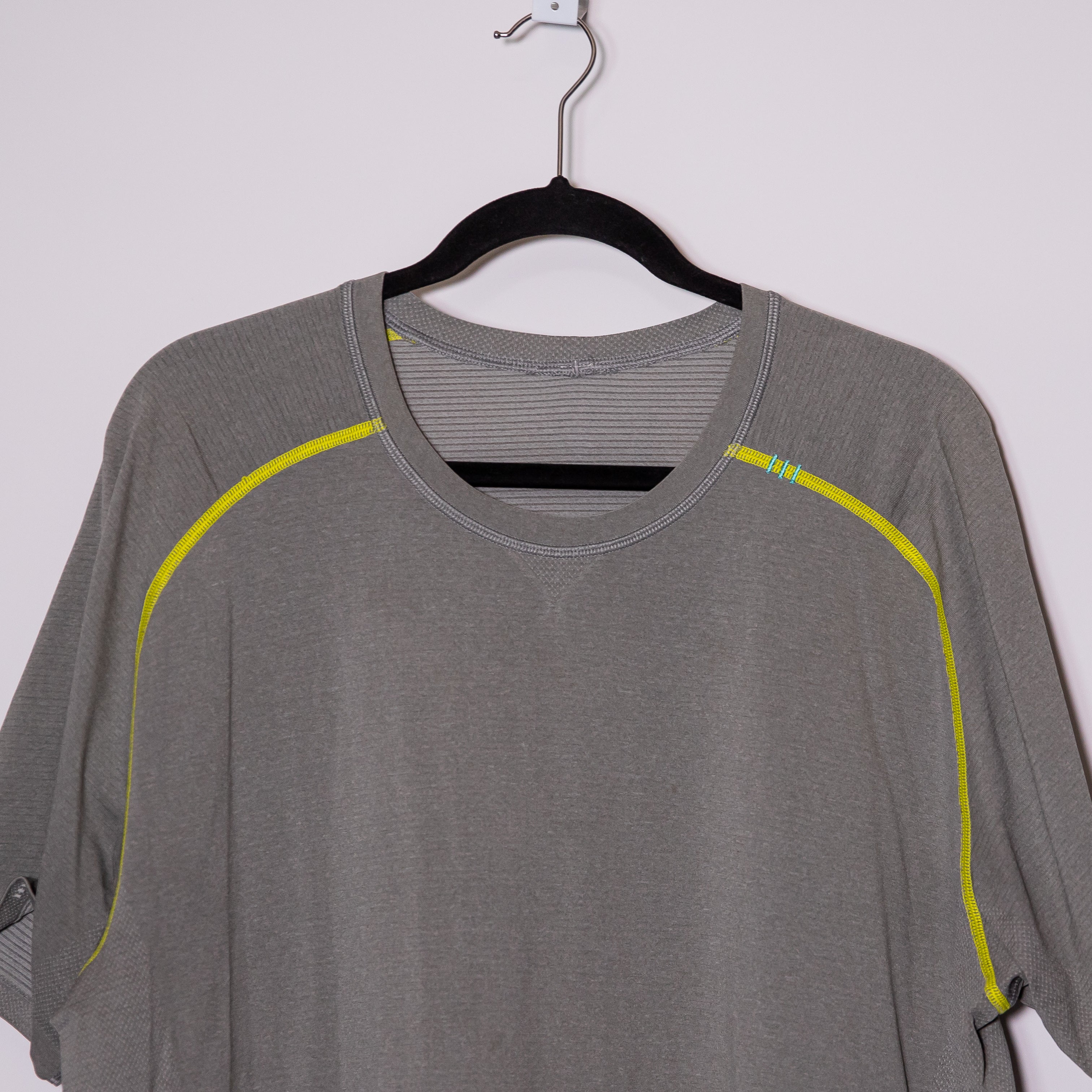 Lululemon Men's Metal Vent Crew Neck Short Sleeve Tee Shirt Top Gray Neon Yellow