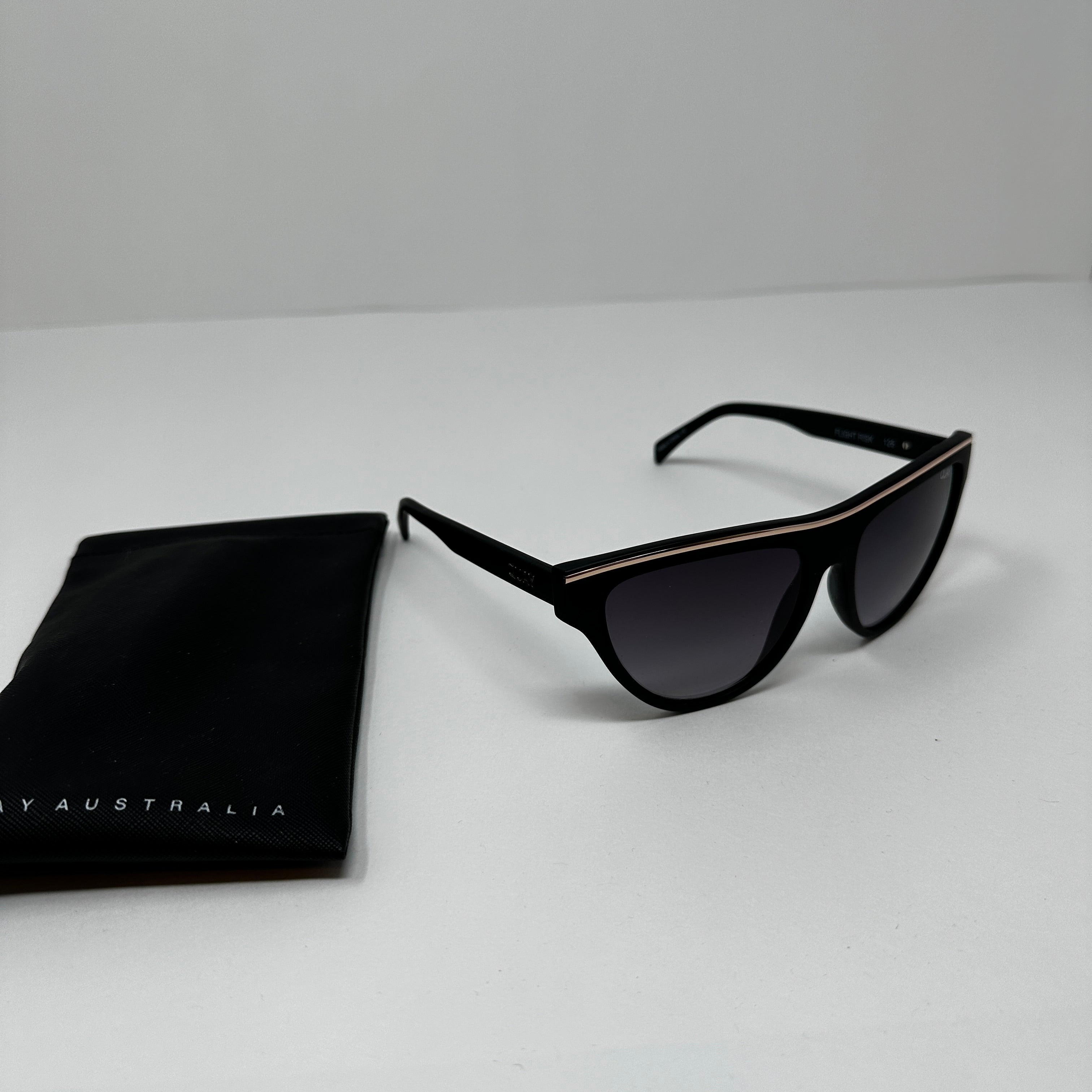 Quay Flight Risk Cay Eye Oval Matte Black Gold Sunglasses Accessory