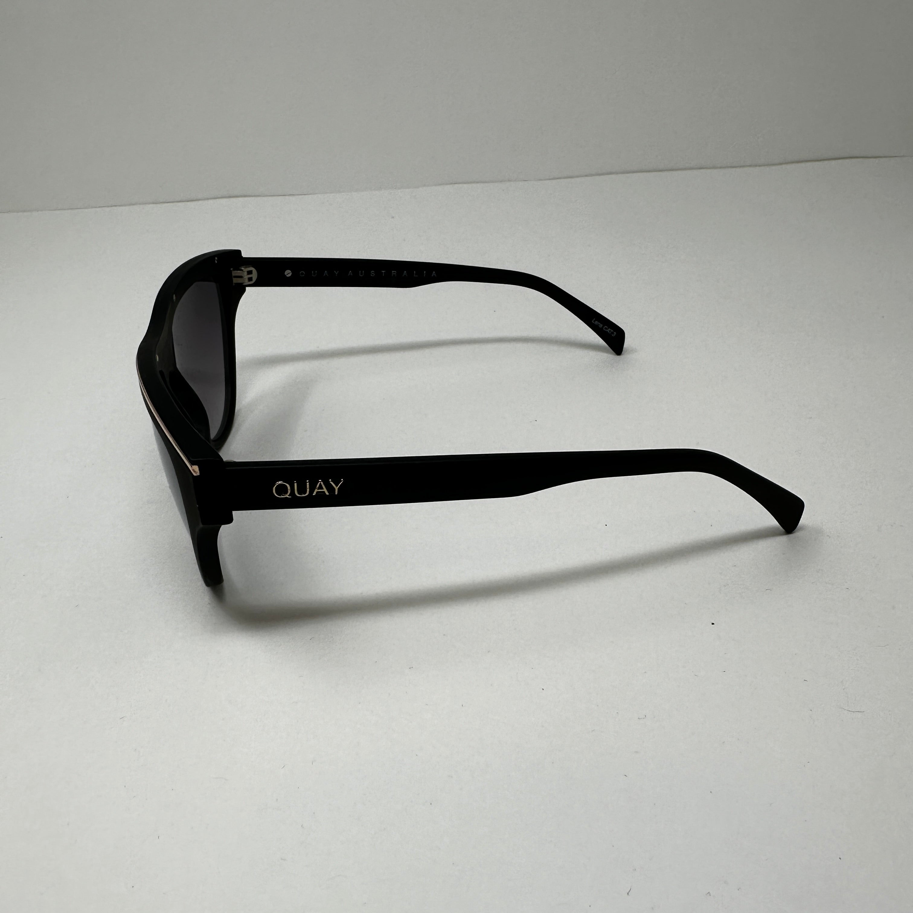 Quay Flight Risk Cay Eye Oval Matte Black Gold Sunglasses Accessory