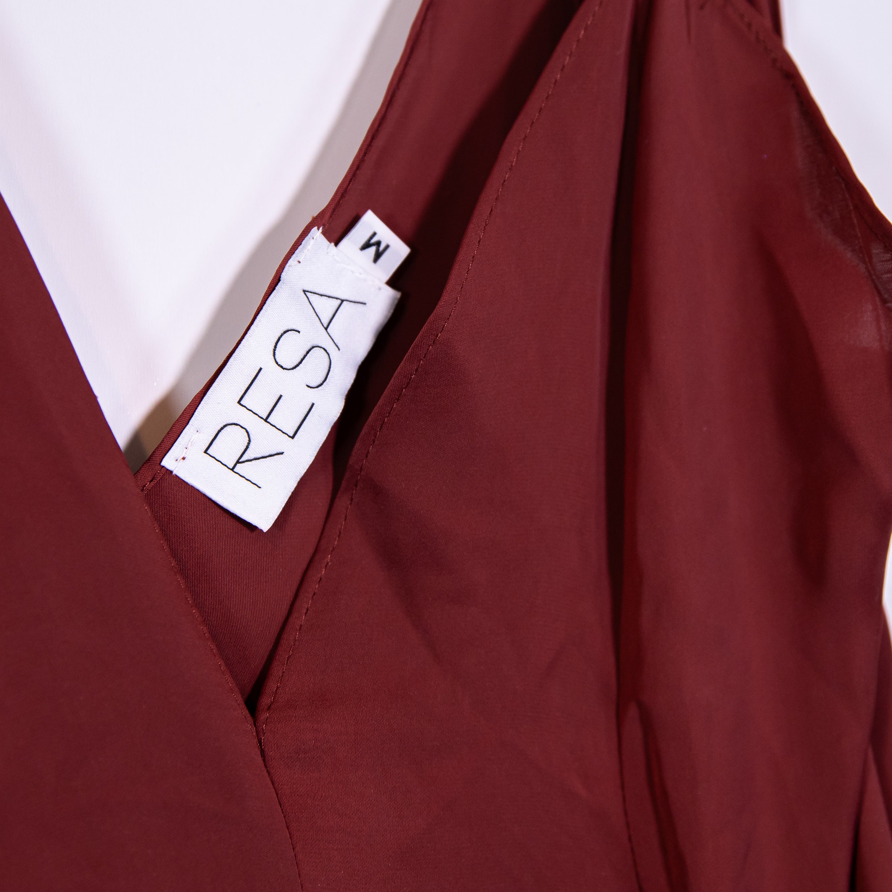 NEW Resa Hannah V Neck Pullover Belted Midi Burgundy Satin Dress M