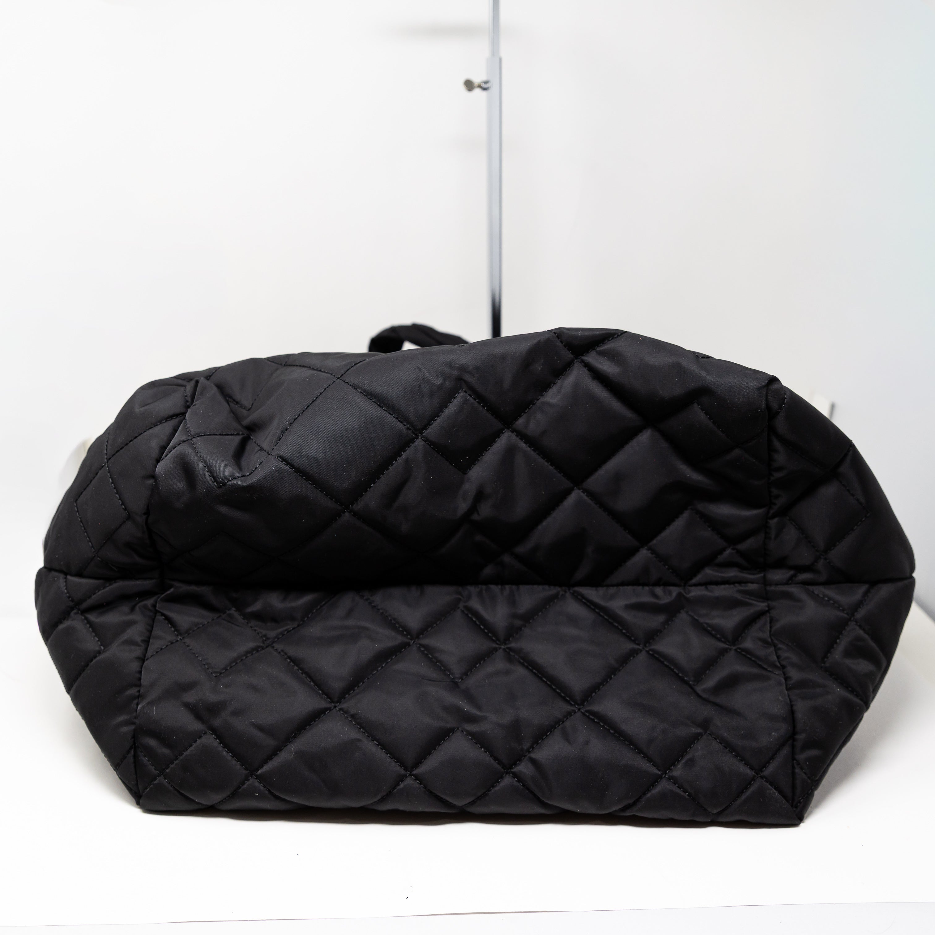 Marc Jacobs Large Nylon Water Resistant Quilted Shoulder Tote Travel Bag Black