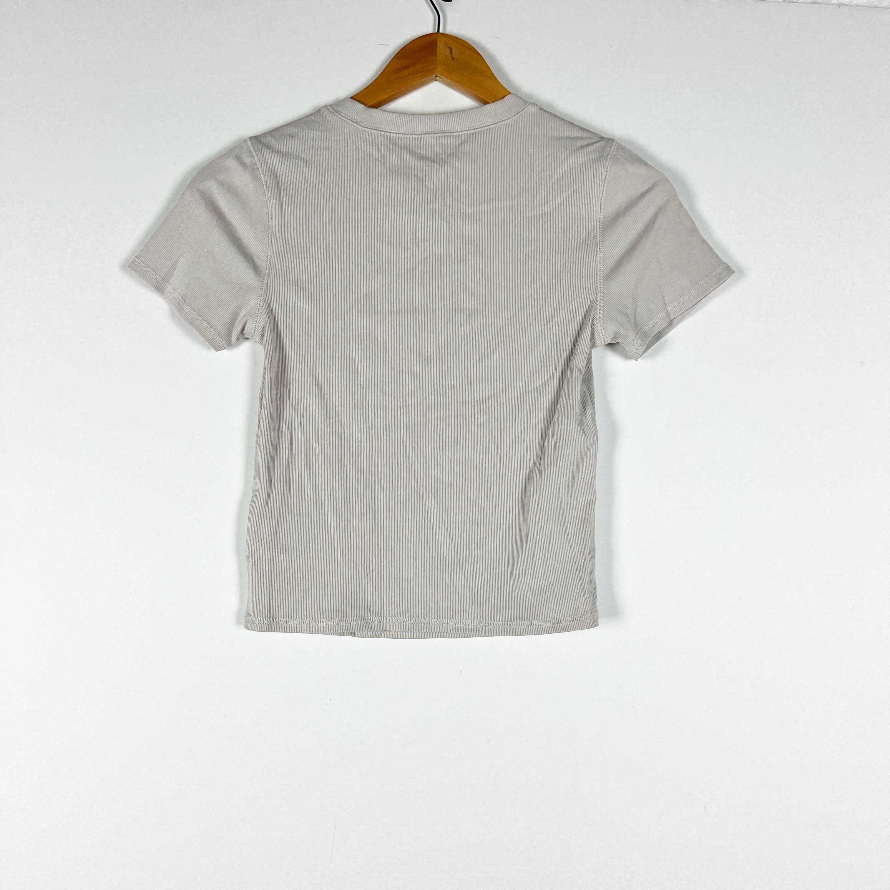 Vuori Women's Pose Ribbed Knit Stretch Scoop Neck short Sleeve Cropped Tee Shirt