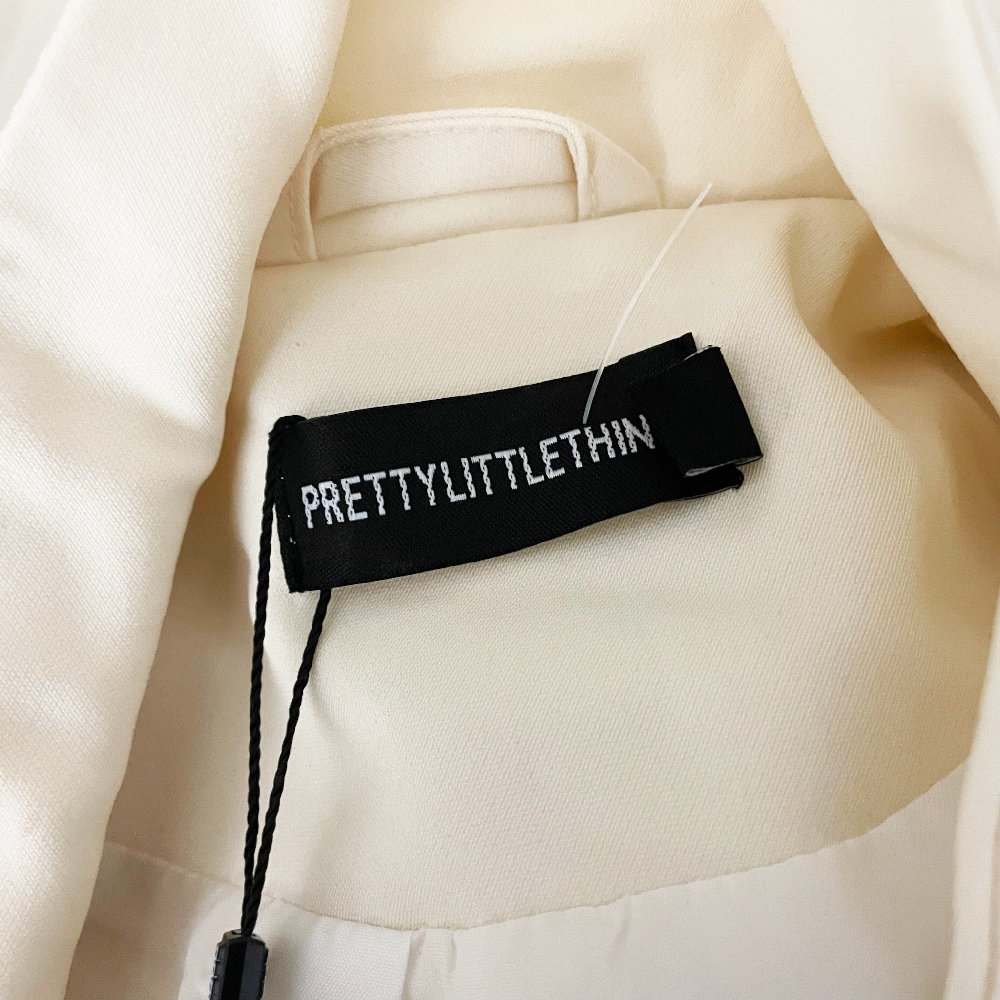 NEW Pretty Little Thing Women's Cream Woven Button Front Crop Blazer Jacket 2