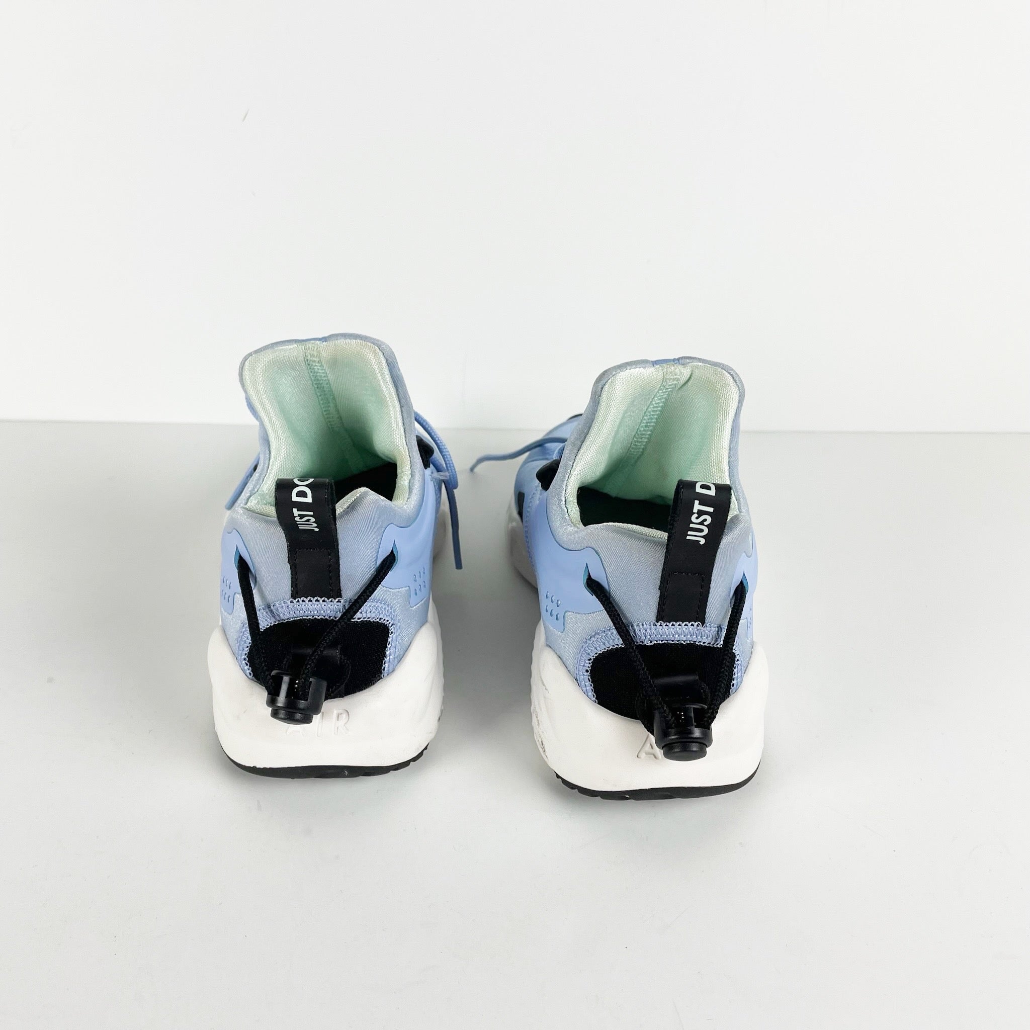 Nike Air Huarache Essence Low Top Lace Up Sneakers Shoes City Move Aluminum 7.5
