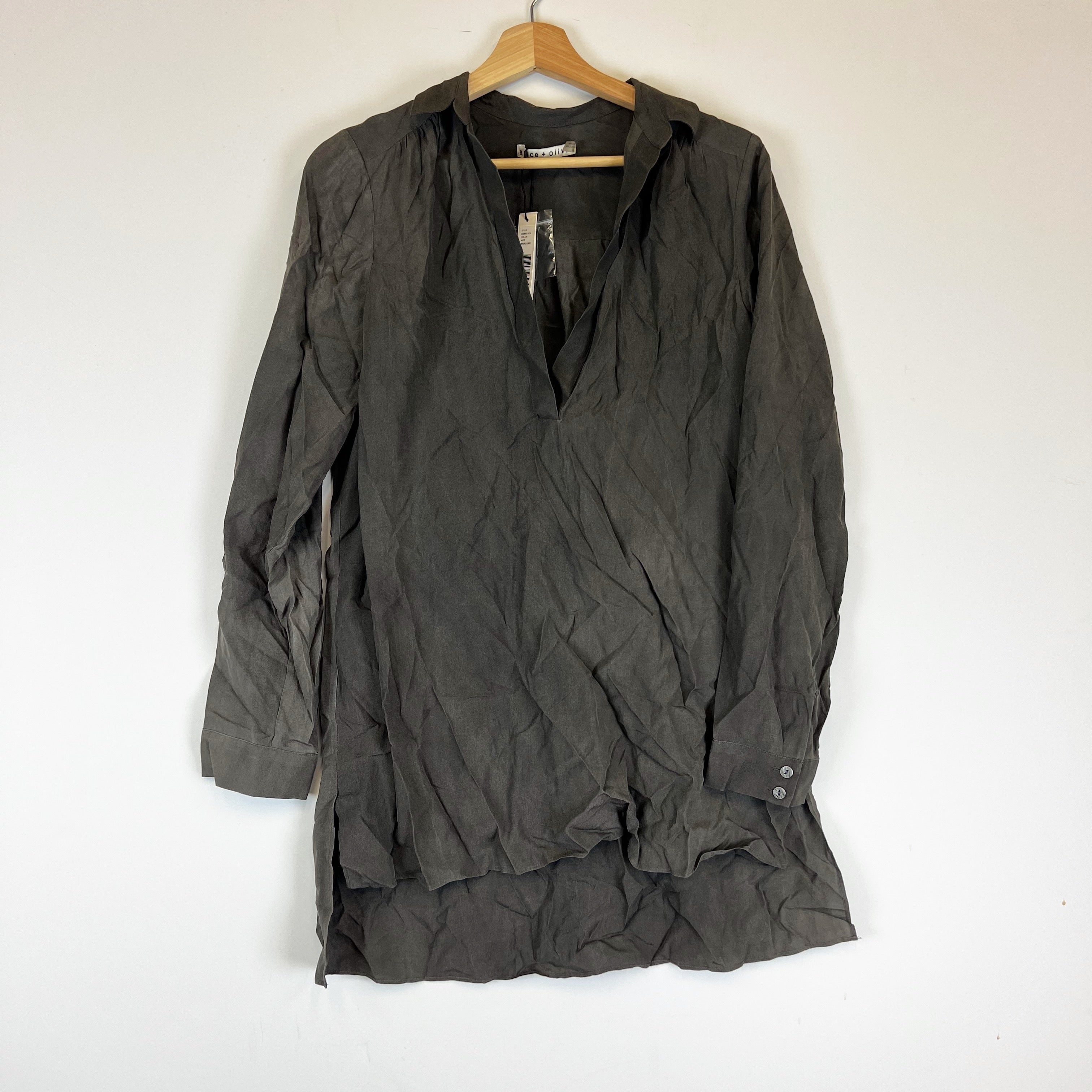 NEW Alice And Olivia Silk Chiffon V Neck Long Sleeve Tunic Blouse Washed Grey M