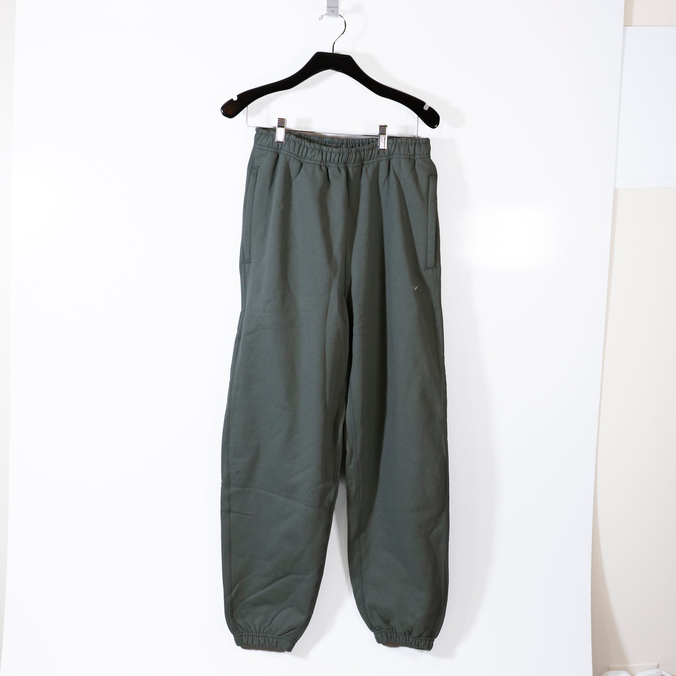 NEW Nike Men's Solo Swoosh Cuffed Fleece Sweat Pants Trousers Clay Green Small