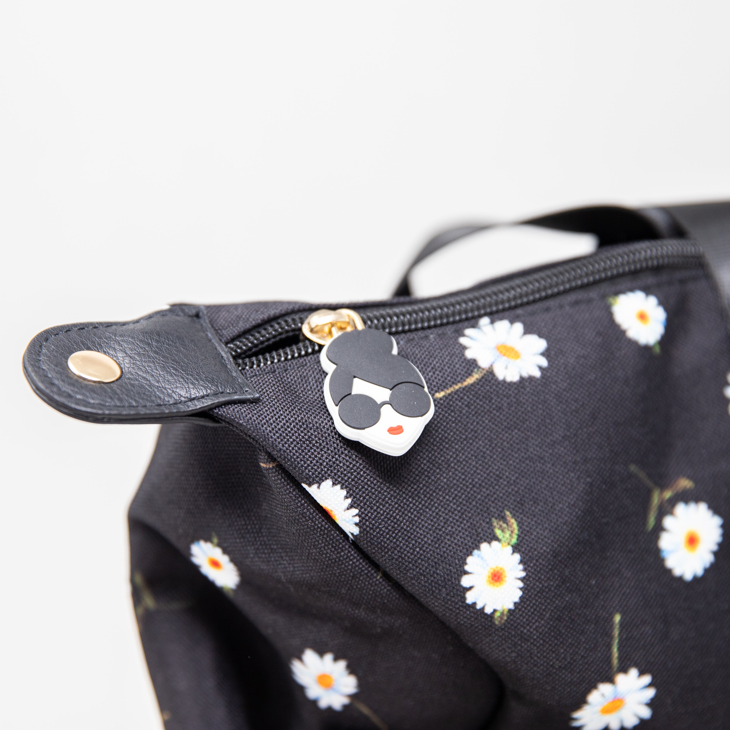 NEW Alice And Olivia Daisy Floral Flower Print Pattern Gym Weekender Travel Bag