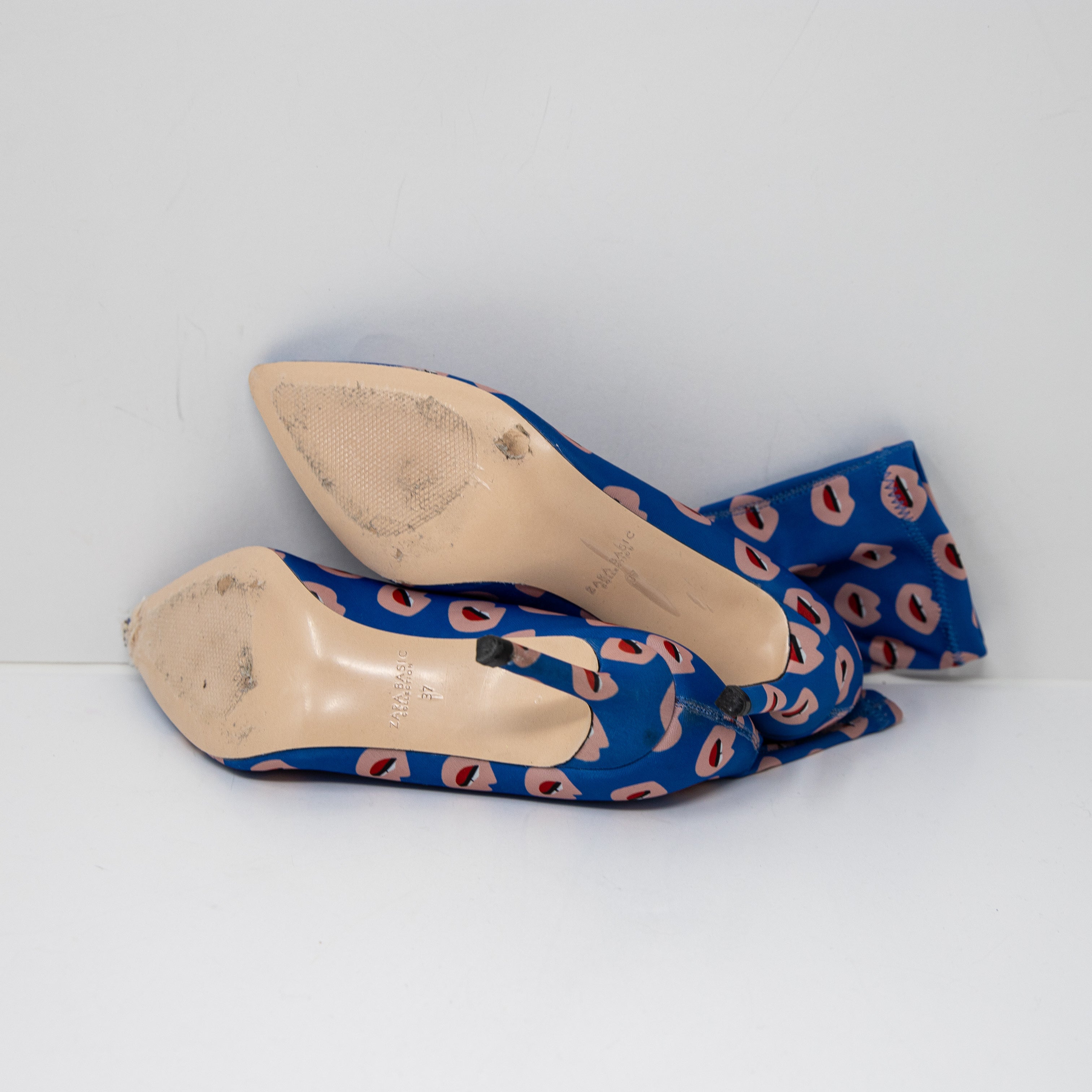 Zara Basic Lips Kiss Graphic Print Pattern Knit Stretch Fabric Heel Booties Shoe