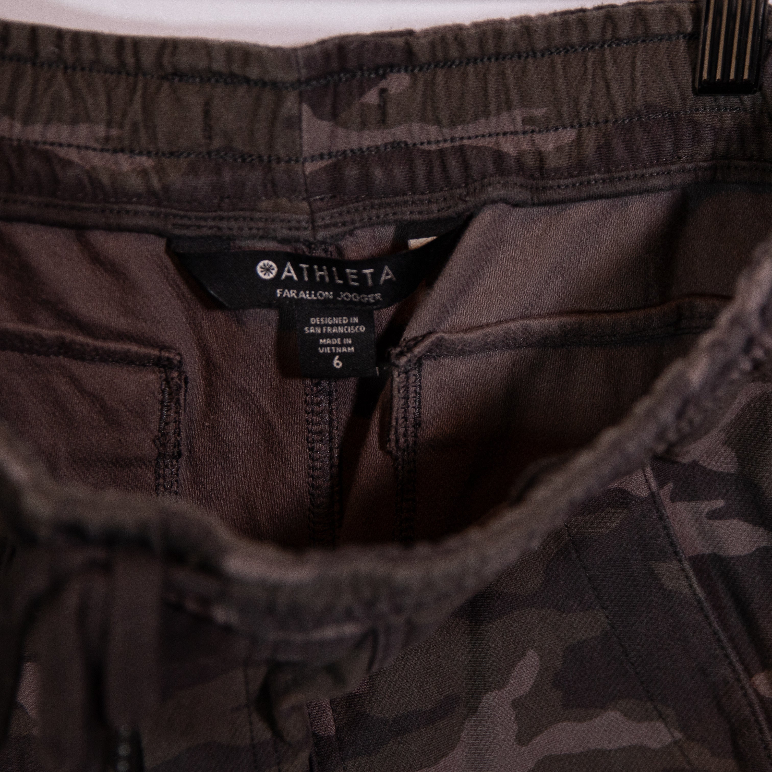 Athleta Women's Farallon Athletic Work Out Joggers Pants Camo Army Print 6