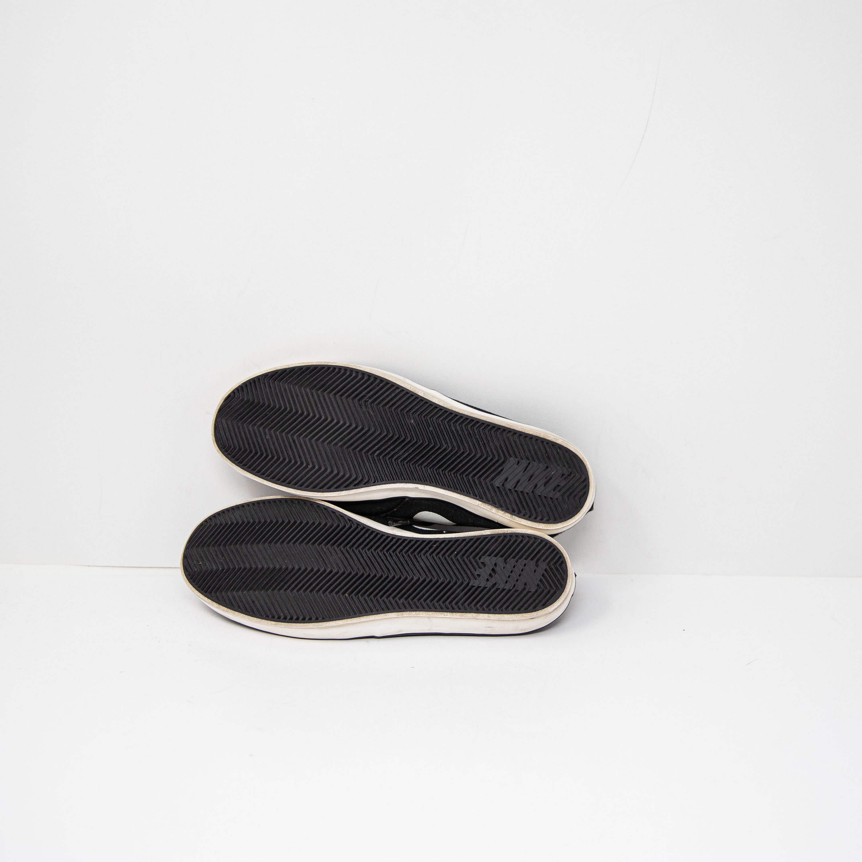 Nike Women's Cotton Canvas Low Top Lace Up Casual Sneakers Black White 6