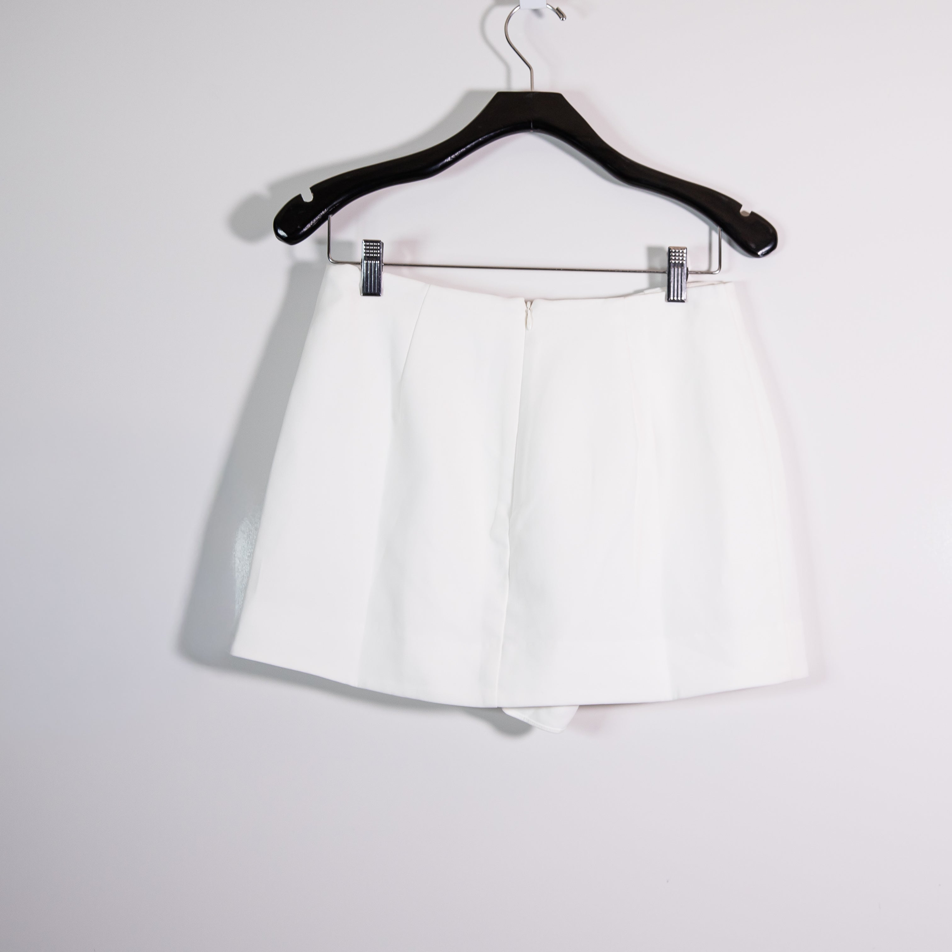 Amanda Uprichard Puzzle Multi Button Asymmetrical Hem Mini Skort White Silver S