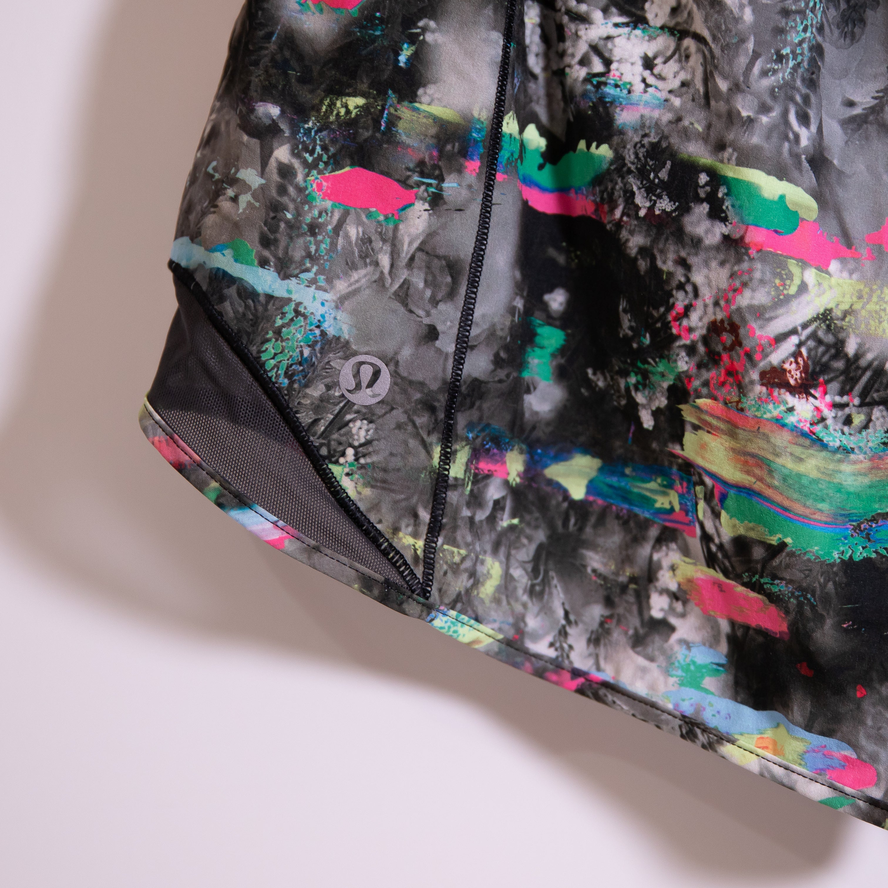 Lululemon Hotty Hot Low-Rise Lined Short 4" Paint Drift Multi Graphite Grey 8
