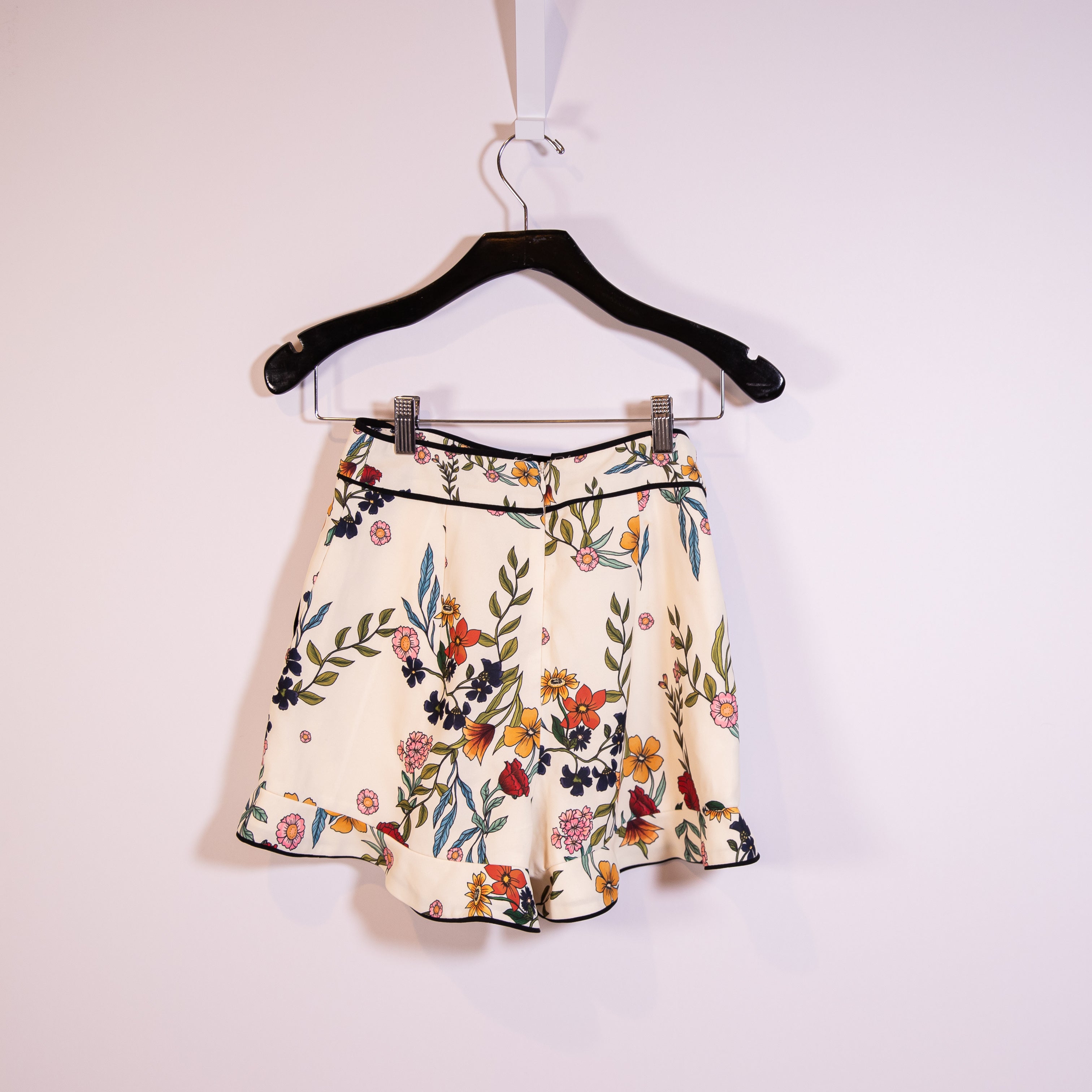 C/MEO Collective Entitle High Waisted Ruffle Vanilla Floral Flower Print Shorts