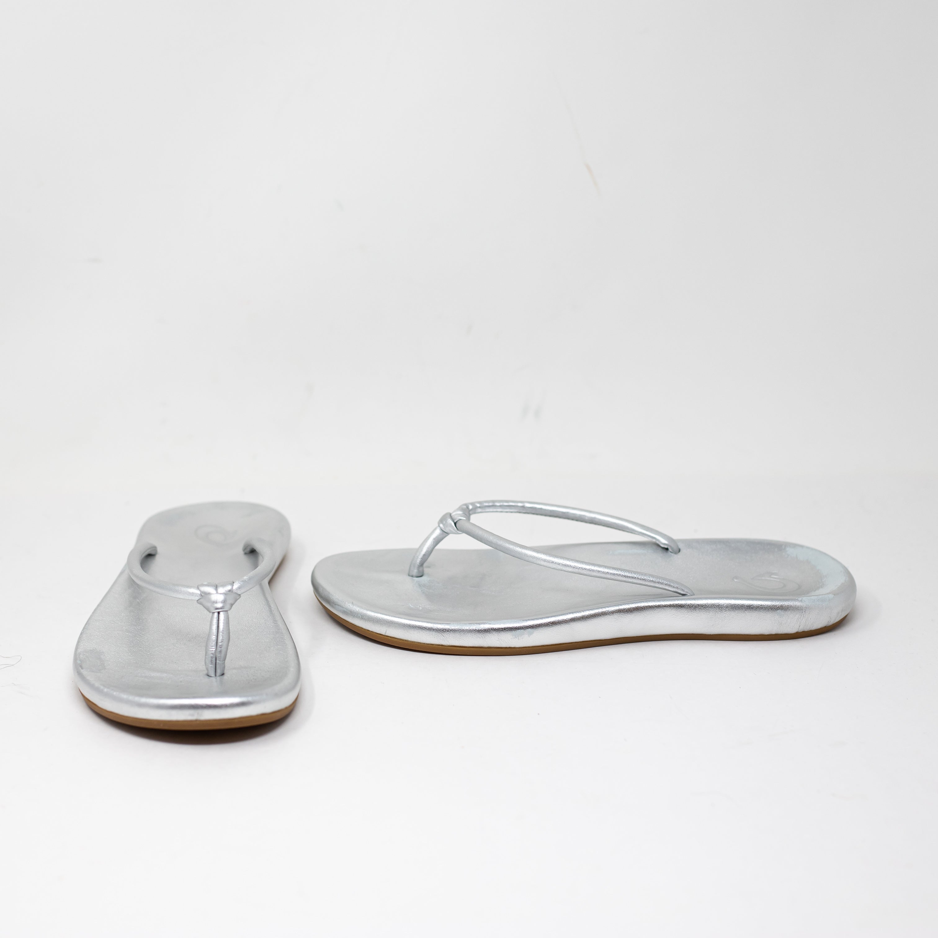NEW OluKai Women's Huawai Genuine Leather Flat Sandals Shoes Metallic Silver 7