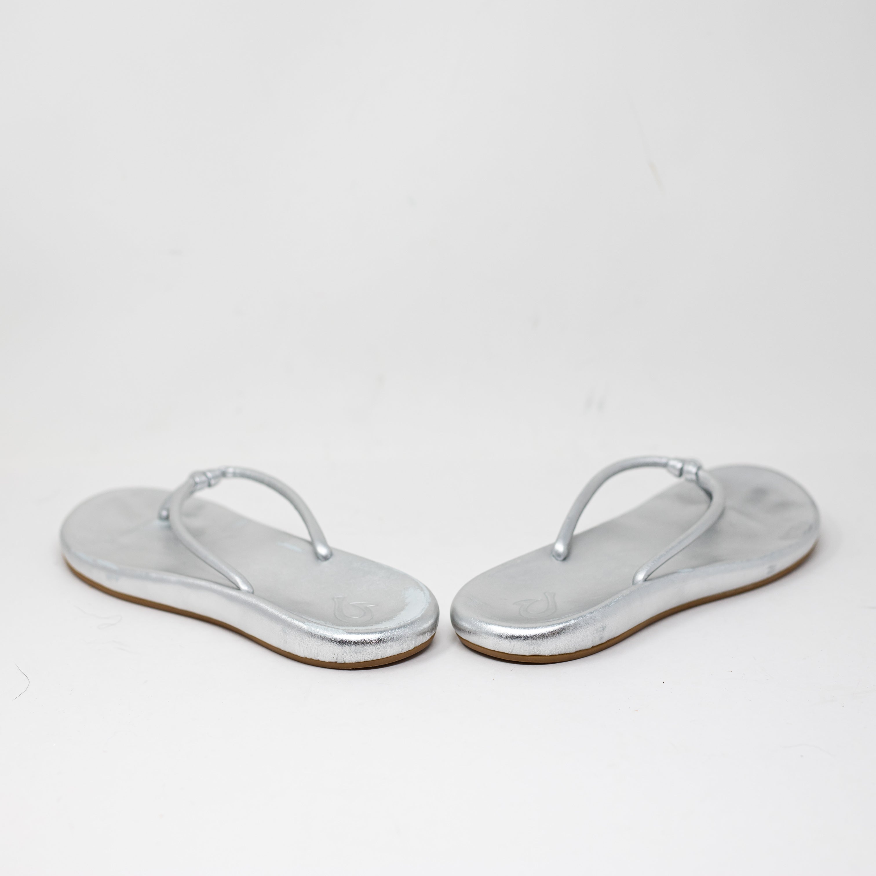NEW OluKai Women's Huawai Genuine Leather Flat Sandals Shoes Metallic Silver 7