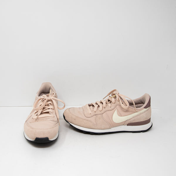 Nike Women Internationalist Particle Beige Mauve LaceUp Low Top Casual Sneaker