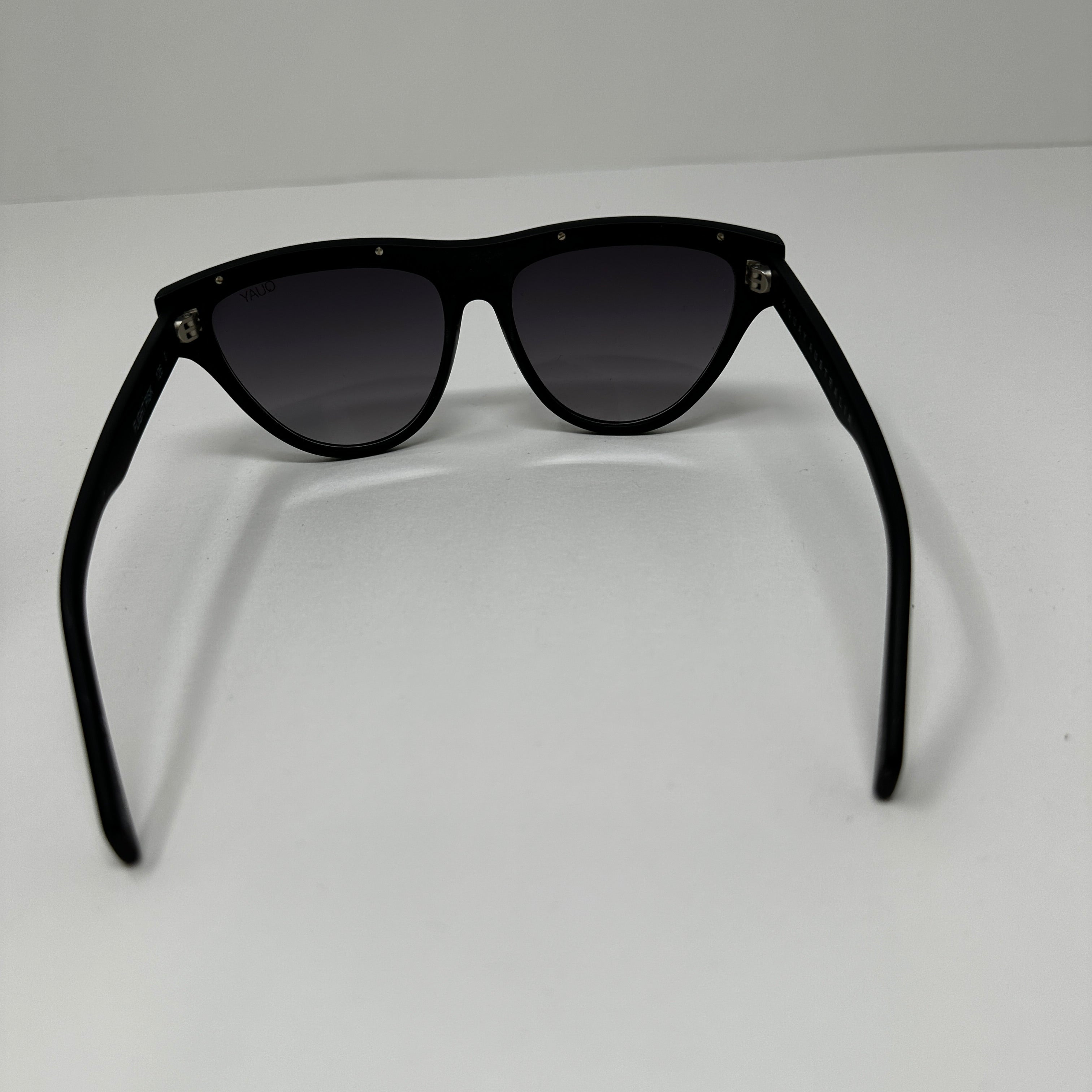 Quay Flight Risk Cay Eye Oval Matte Black Gold Sunglasses Accessory