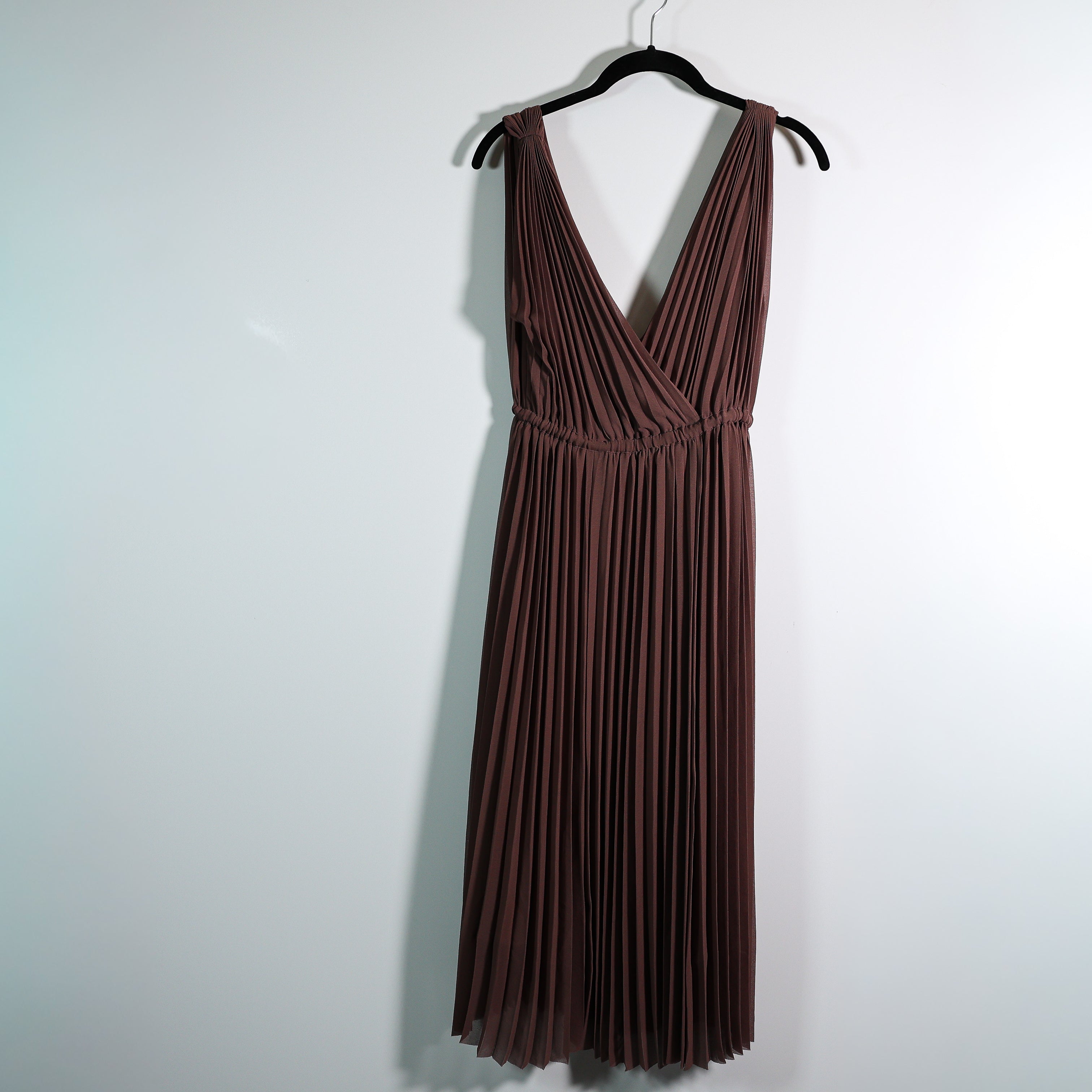 Wilfred Aritzia Karel V Neck Chiffon Pleated Swing Midi Dress Chocolate Brown