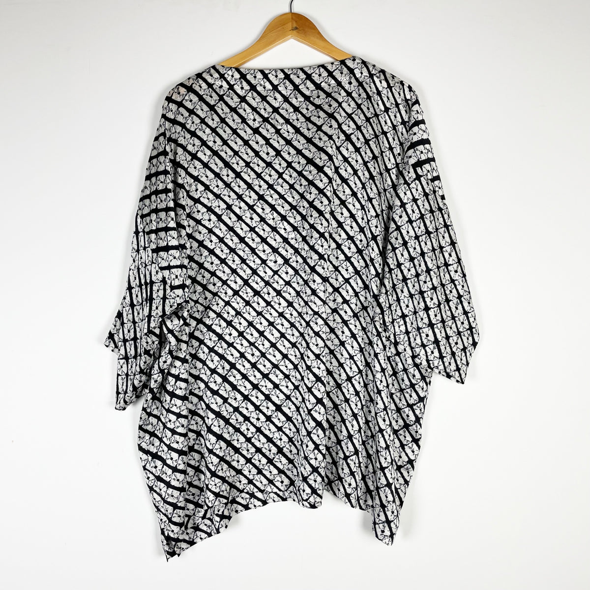 Eskandar Silk Satin Textured Short Sleeve Diamond Shibori Print Top in Indigo